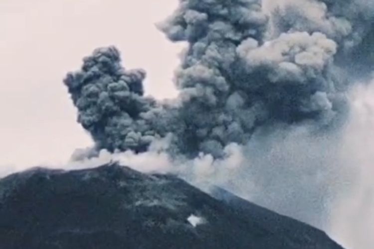 Gunung Lewotobi Meletus Lagi, Tinggi Kolom Abu 1 Kilometer