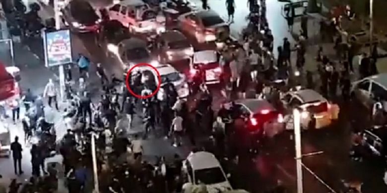 Inilah tangkapan layar dari video yang menunjukkan seorang pria dikeluarkan paksa dari mobil dan dihajar oleh kerumunan Israel, setelah disangka berasal dari etnis Arab.