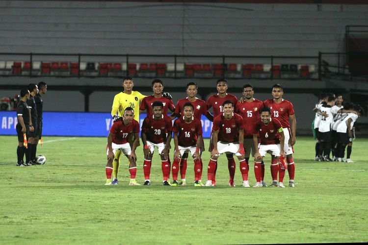 Skuad Tim Nasional Indonesia dalam laga persahabatan melawan Timor Leste di Stadion Kapten I Wayan Dipta, Gianyar, Bali, Kamis (27/1/2022).