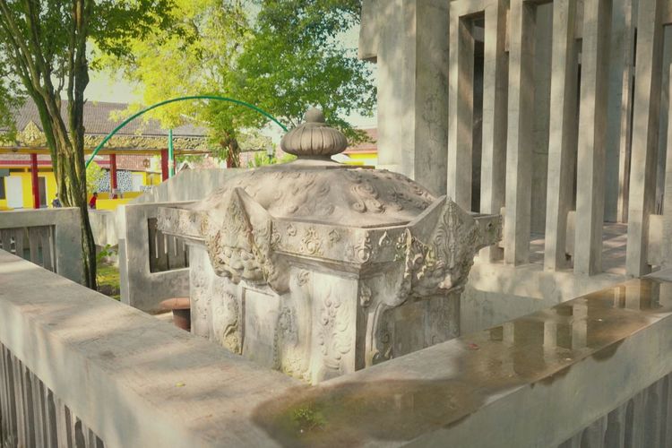 Bangunan utama Petilasan Sri Aji Jayabaya di Desa Menang, Kecamatan Pagu, Kabupaten Kediri. Situs ini dipercaya sebagai tempat moksa sang raja bijaksana dari Kerajaan Kediri.