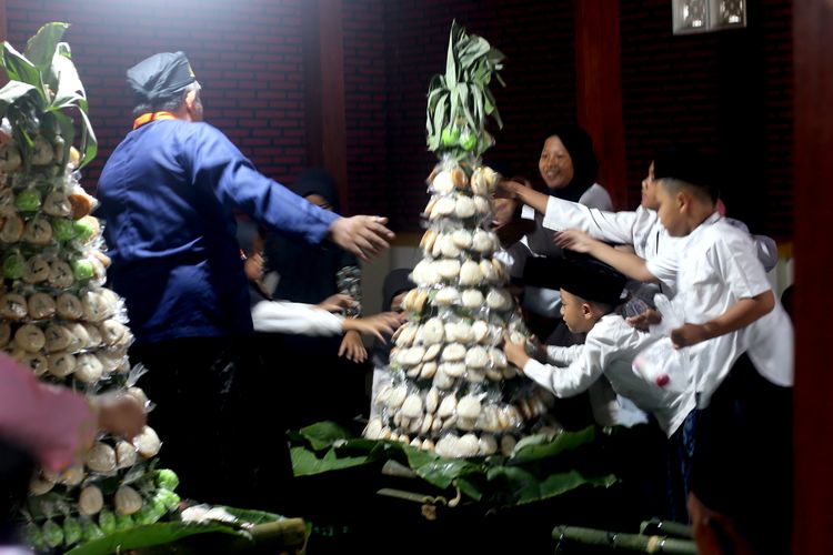Anak-anak berebut gunungan apem setelah di kirab dan didoakan di Pesarean Ki Ageng Gribig Kota Malang, Kamis (27/2/2025) siang. 