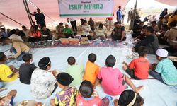 Tinjau Daerah Terdampak Banjir di Aceh Utara, Kasatgas Tito Makan Bersama Pengungsi