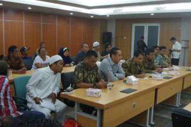 Warga Kampung Kuar Batang bersama kuasa hukumnya dalam dialog bersama anggota Komisi A DPRD DKI dan jajaran Pemkot Jakarta Utara terkait penertiban Luar Batang. 
