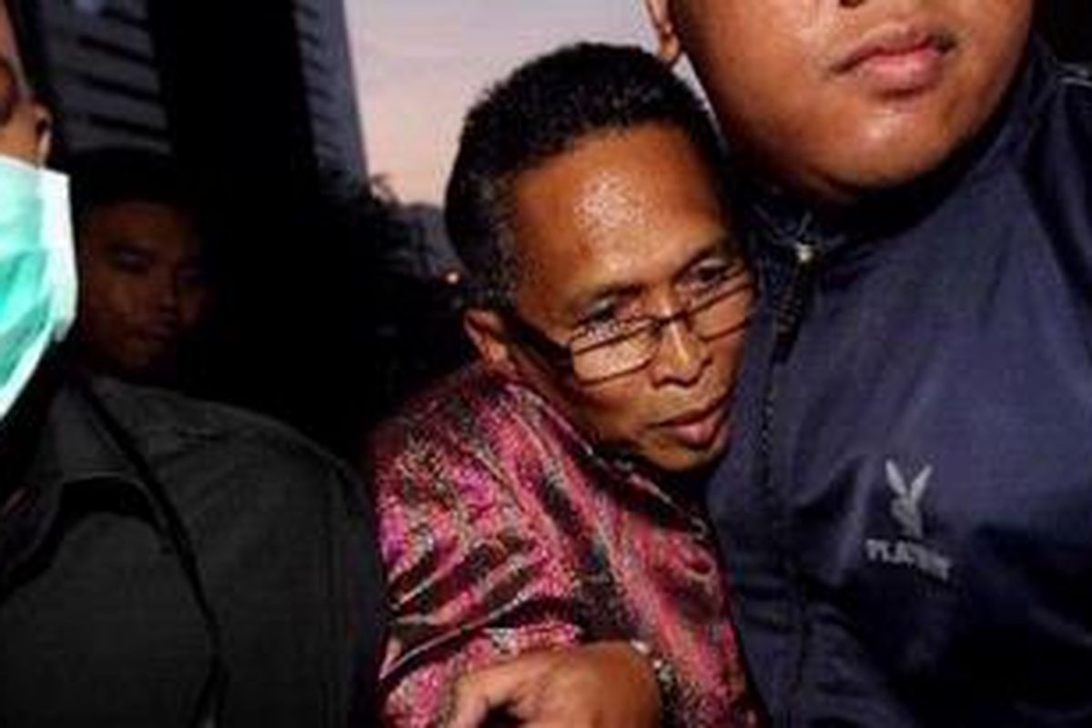 Wakil Ketua Pengadilan Negeri Bandung, Setyabudi Tejocahyono (tengah) tiba di Gedung Komisi Pemberantasan Korupsi, Jakarta, setelah tertangkap tangan menerima suap, Jumat (22/3/2013). Ia diduga menerima suap berkaitan dengan kepengurusan perkara korupsi dana bantuan sosial Pemerintah Kota Bandung. Setyabudi tertangkap tangan penyidik Komisi Pemberantasan Korupsi bersama seorang pihak swasta bernama Asep, Jumat (22/3/2013). KOMPAS IMAGES/KRISTIANTO PURNOMO