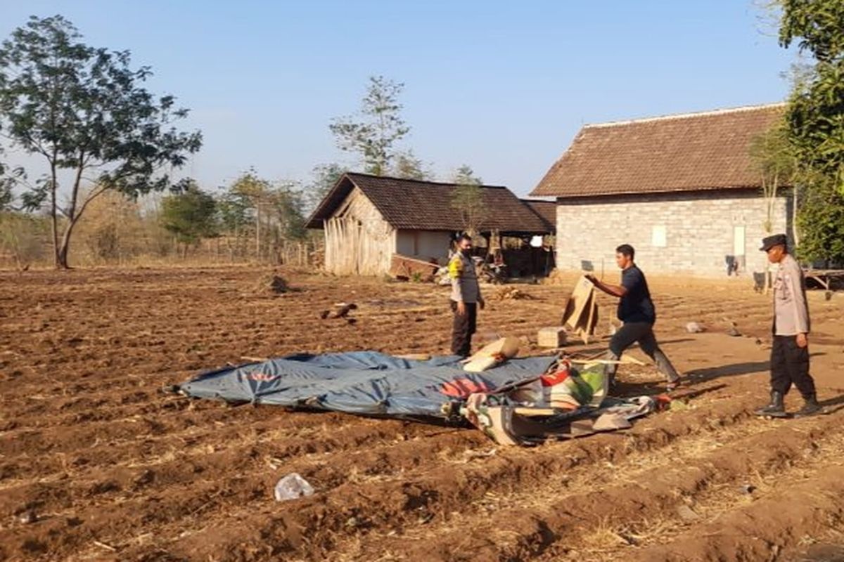 Polisi saat melakukan penggerebekan di lokasi judi sabung ayam di Banyuwangi, Jawa Timur, Selasa (24/10/2023)