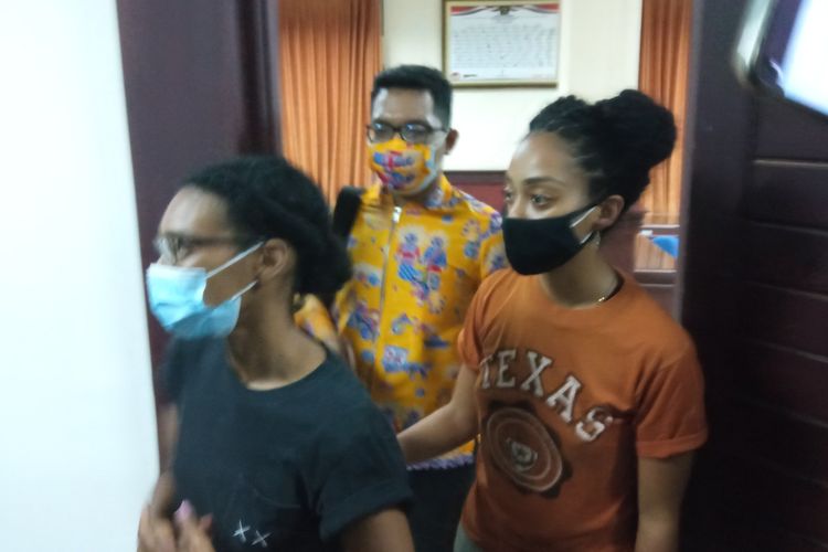 Kristen Gray (black shirt) and her partner Saundra Michelle Alexander (yellow t-shirt) are entering the Immigration Office in Denpasar, Bali on Tuesday, January 19, 2021.  