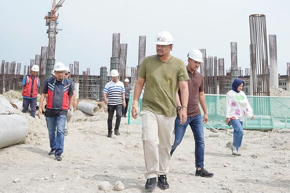 Bobby Nasution saat meninjau lokasi Islamic Center.