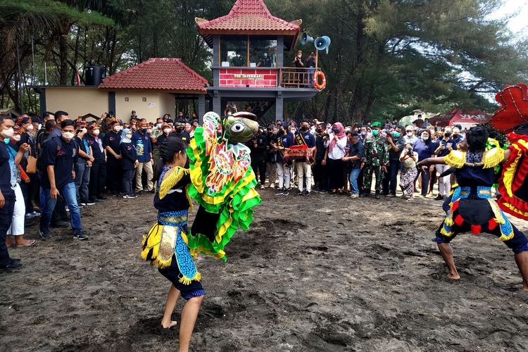 Menparekraf Sandiaga Uno menyaksikan sajian Tari Barong Penyu di Pantai Serang, Desa Serang, Kecamatan Panggungrejo, Kabupaten Blitar, Sabtu (16/10/2021)