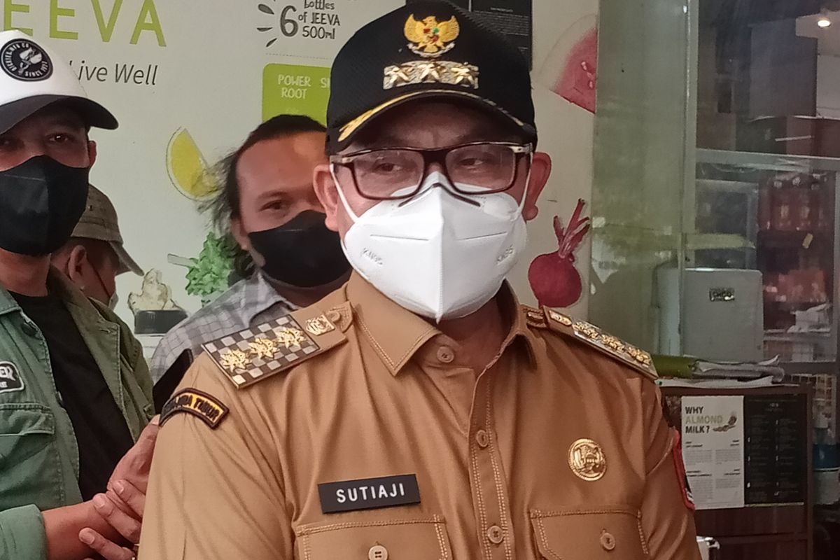 Wali Kota Malang Sutiaji saat meninjau pelaksanaan tes swab antigen di toko Lai Lai, Kota Malang beberapa hari lalu. 
