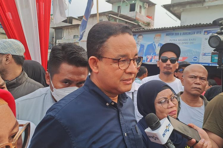 Eks Mendikbud dan Gubernur DKI Jakarta Anies Baswedan saat ditemui di Muara Baru, Jakarta Utara, Minggu (19/5/2024). 