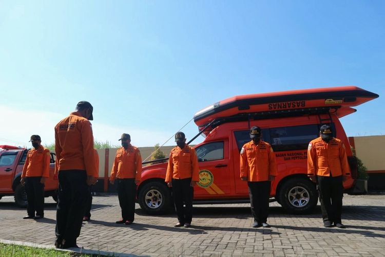 Basarnas Cilacap menurunkan satu regu untuk mencari buruh proyek groundsill yang tenggelam di Sungai Serayu, Banyumas, Jawa Tengah, Selasa (13/7/2021).