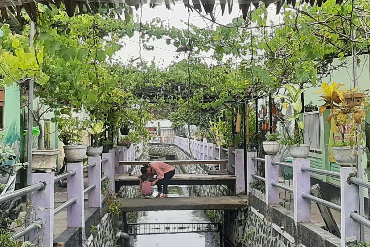 Warga Lingkungan Krajan, Kelurahan Penganjuran, Kecamatan/Kabupaten Banyuwangi, Jawa Timur, menjadikan Sungai Seng di dekat rumah mereka sebagai wahana kreasi, Rabu (9/3/2022).