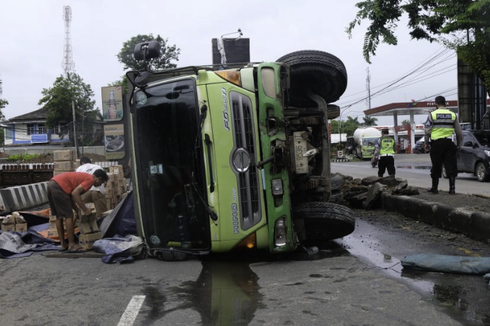 Sopir Mengantuk, Truk Terguling di Tol Tangerang-Merak