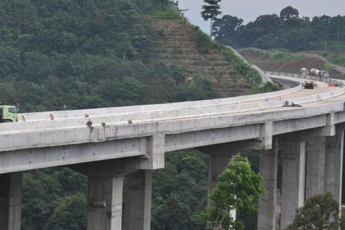 Kondisi Jembatan tol Tuntang yang merupakan bagian dari ruas tol Bawen-Salatiga telah terhbung. Gambar diambil Kamis, (26/1/2017).