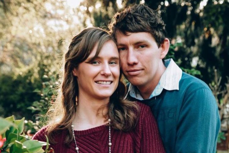 Samuel McPaul dan istrinya, Megan, di mana pasangan itu menunggu anak pertama mereka pada tahun depan. McPaul yang adalah relawan pemadam kebakaran dilaporkan tewas saat truk yang dinaikinya terguling ketika berjibaku memadamkan kebakaran hutan di Australia.