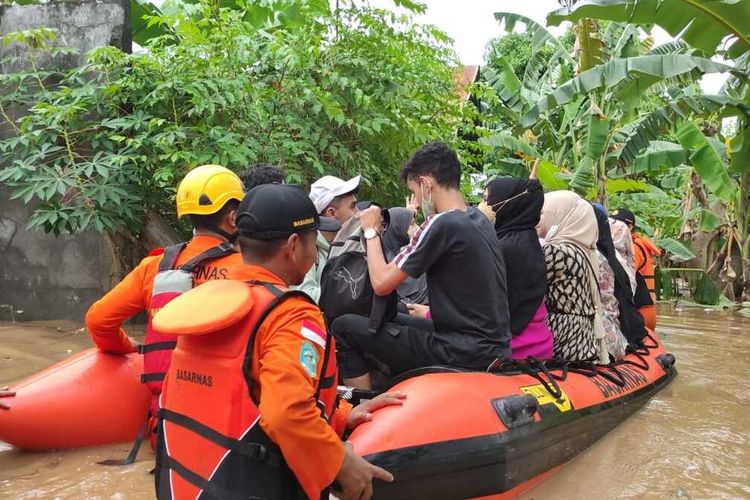 Tim SAR mengevakuasi wisatawan yang menginap di hotel dan villa di kawasan wisata Senggigi, Kabupaten Lombok Barat, NTB, Senin (6/12/2021).