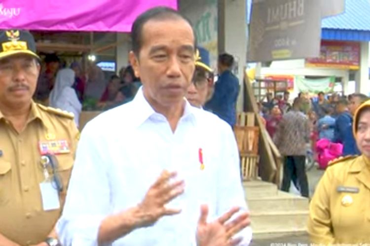Presiden Joko Widodo saat memberikan keterangan pers  usai mengunjungi Pasar Tradisional Purworejo, Kabupaten Purworejo, Provinsi Jawa Tengah pada Selasa (2/1/2024).