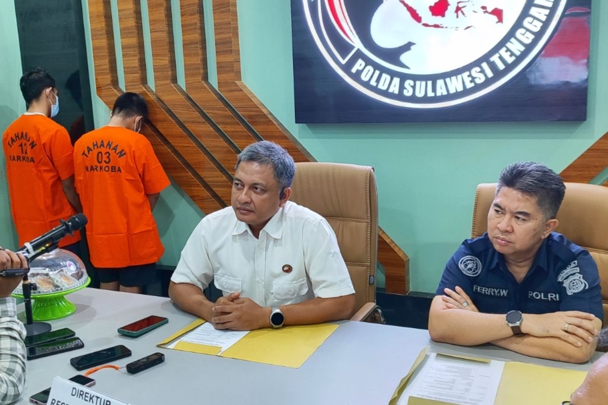 Direktur reserse narkoba Polda Sultra dan Kabid Humas Polda Sultra, saat konfrensi pers di aula Dit Reserse Narkoba Polda Sultra