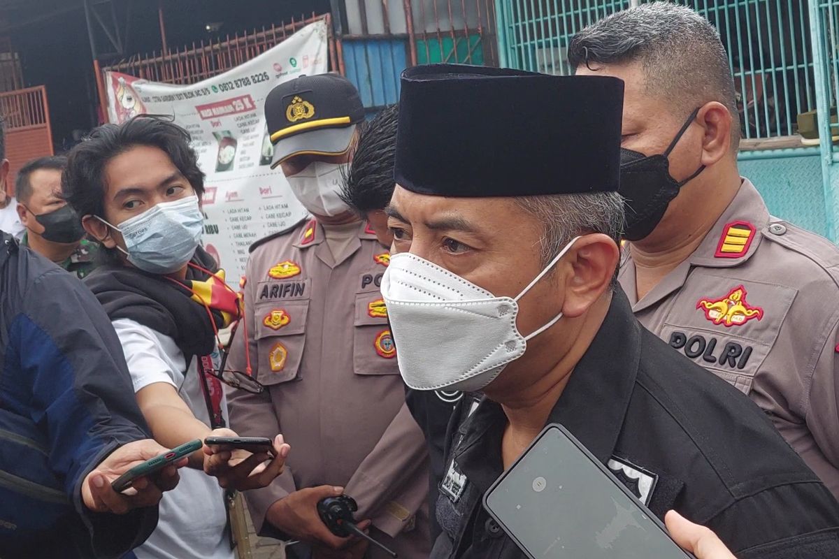 Walikota Jakarta Barat Yani Wahyu Purwoko mengatakan bahwa empat warganya yang ditemukan meninggal dunia dalam keadaan berbau busuk di dalam kediaman di Kalideres, Jakarta Barat beberapa hari lalu, meninggal satu persatu, Sabtu (12/11/2022).