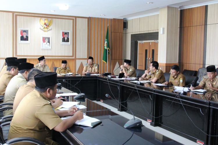 Asisten III Pemrov Bengkulu, Gotri Suyatno dan sejumlah pejabat Pemprov Bengkulu menggelar rapat persiapan Tour de Bencoolen, event lomba bersepeda internasional, Selasa (7/5/2019).