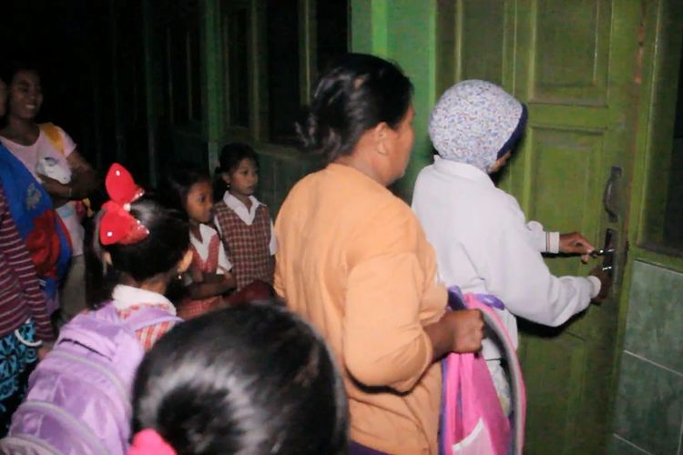 Sejulamlah orang tua bersama anaknya mengantre di depan pintu kelas sejak subuh di depan kelas SDN 2 Pangkalan, Plered, Cirebon, Jawa Barat (17/7/2017). Sesaat setelah petugas sekolah membuka pintu, mereka langsung masuk dan berebut meja bangku belajar urutan terdepan. 