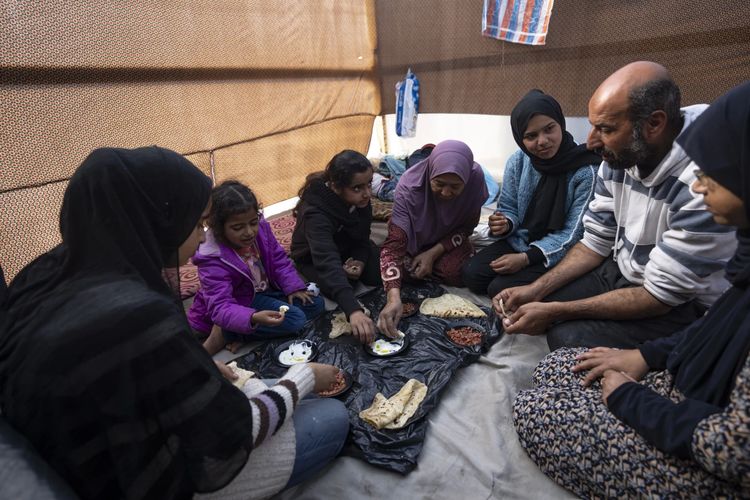 Abu Jarad bersama keluarganya yang hanya bisa makan seadanya.