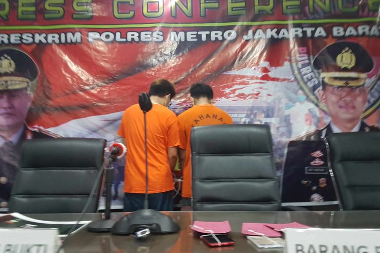 MSA dan NK, dua tersangka penyebaran video berkonten pornografi dengan pemeran menyerupai pesinetron berinisial GL, dalam konferensi pers di Mapolres Jakarta Barat, Senin (1/3/2021).