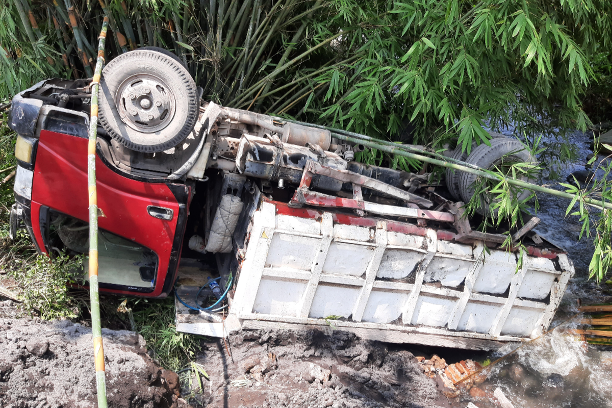 Truk pasir terjungkal ke sungai akibat rusaknya Jembatan Basean di Dusun Basean, Desa Bades, Kecamatan Pasirian, Lumajang, Selasa (22/3/2022) 