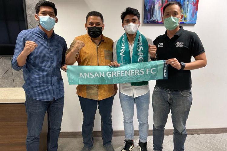 Pemain Indonesia, Asnawi Mangku Alam (dua dari kanan) resmi bergabung dengan tim Korea Selatan, Ansan Greeners FC untuk musim 2021. 