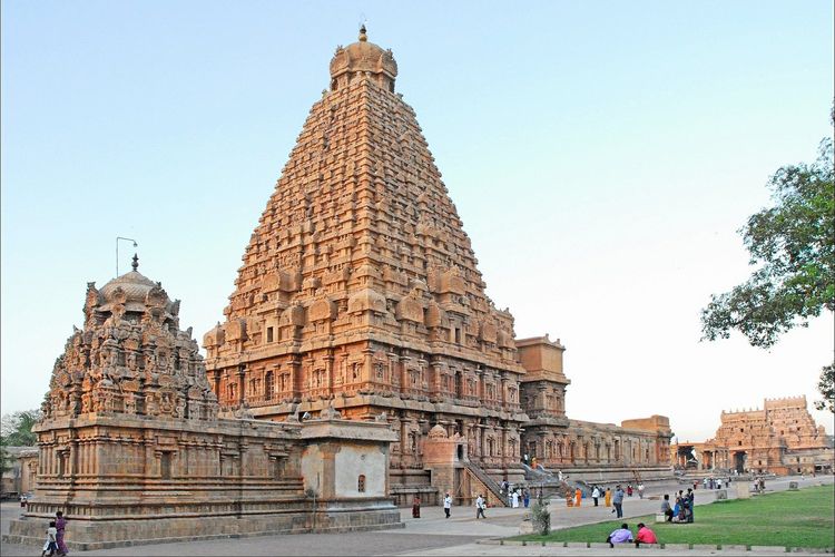 Kuil Brihadisvara merupakan salah satu bangunan peninggalan Kerajaan Chola di India.