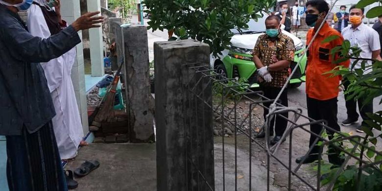 DIHADANG?Kedua orang tua orang seorang santri positif corona menghadang Bupati Madiun, Ahmad Dawami yang hendak menjemput paksa anaknya untuk diisolasi di rumah sakit, Kamis (14/5/2020).