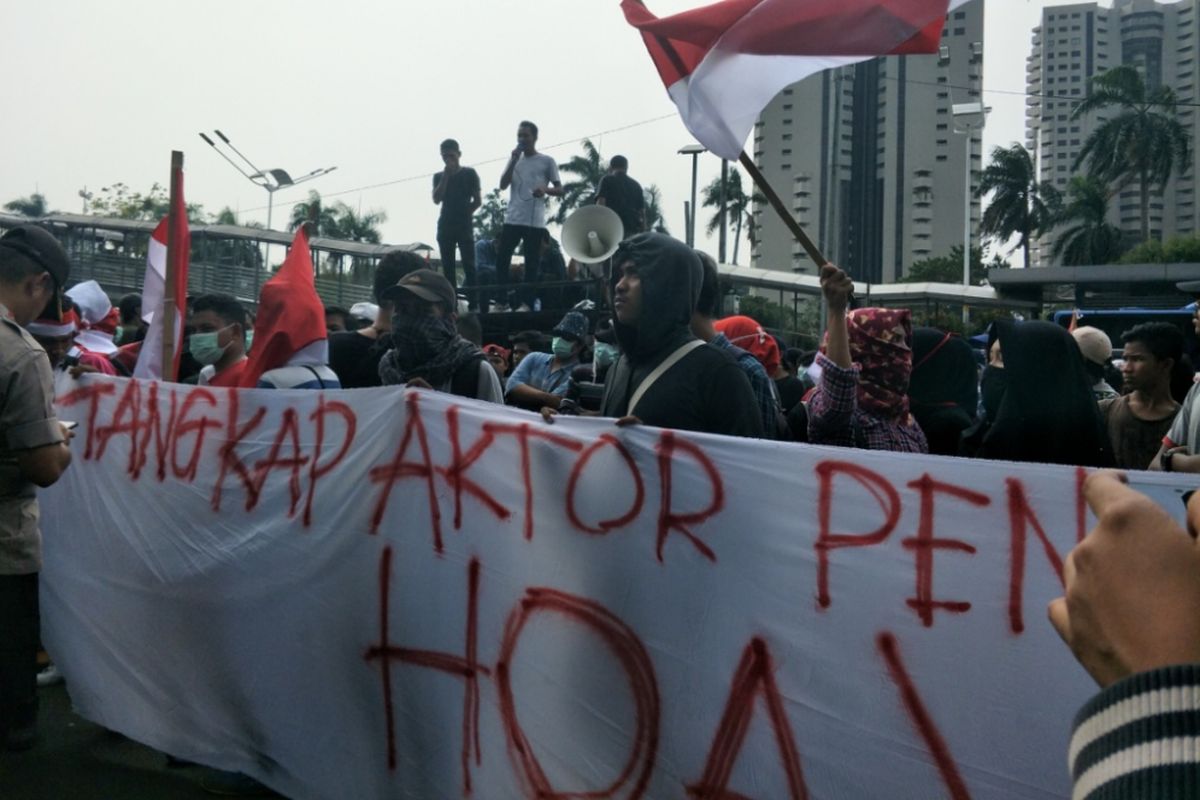 Sekumpulan mahasiswa yang mengaku tergabung dalam Forum Aksi Mahasiswa Indonesia menggelar aksi unjuk rasa di depan Mapolda Metro Jaya, Kamis (4/10/2018).