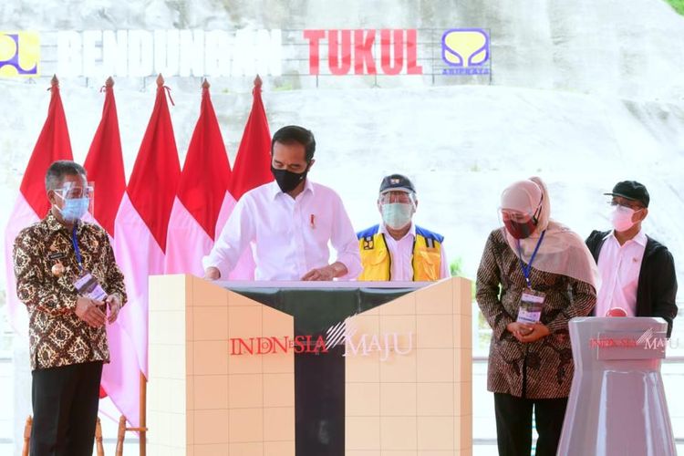 Presiden RI Joko Widodo meresmikan Bendungan Tukul, di Desa Karanggede, Kecamatan Arjosari, Kabupaten Pacitan, Jawa Timur (Jatim), Minggu (14/02/2021) siang.