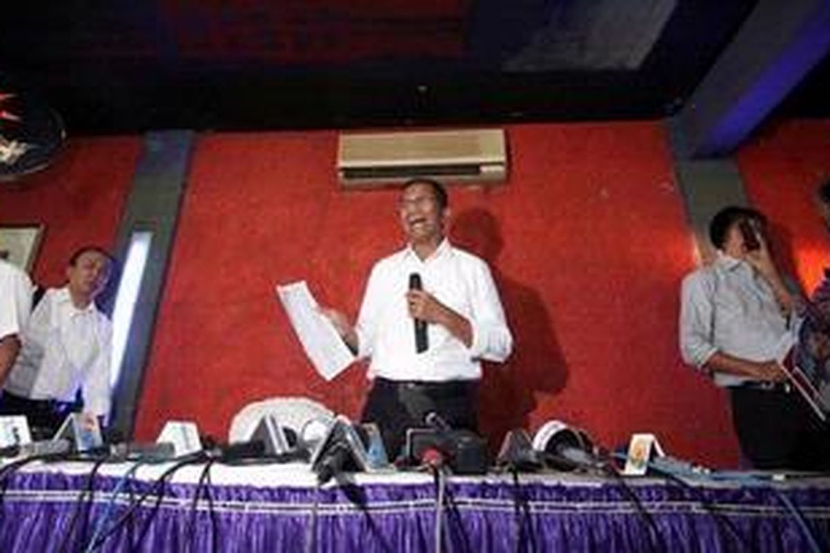 Menteri Negara BUMN, Dahlan Iskan, memberikan keterangan kepada jurnalis mengenai kecelakaan yang menimpanya, di Cikini, Jakarta Pusat, Selasa (8/1/2013). Dahlan mengalami kecelakaan lalu lintas saat menguji mobil bertenaga listrik Tuxuci di Magetan, Jawa Timur beberapa waktu lalu.  