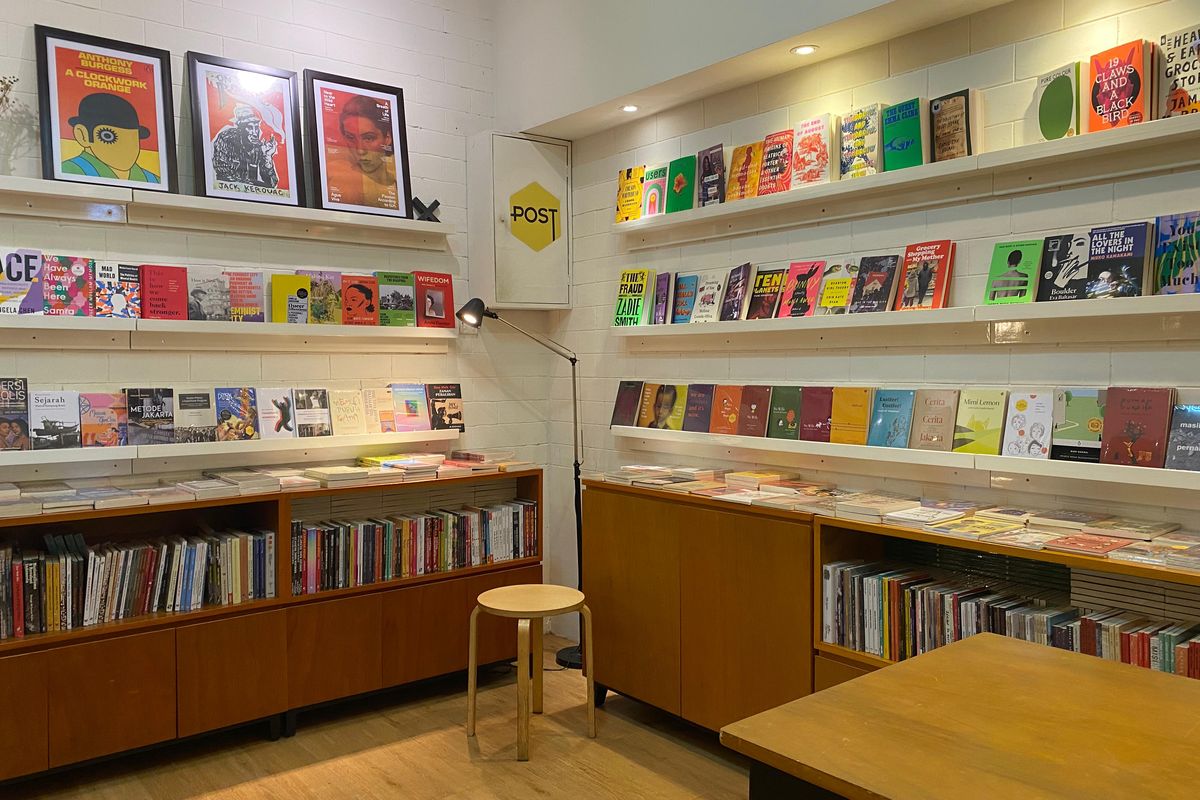 Suasana POST Bookshop di Pasar Santa, Jakarta Selatan, Senin (1/11/2023).