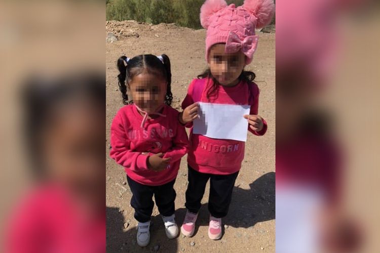 Dua gadis kecil yang berumur 4 dan 6 tahun berjalan sendiri di gurun Arizona perbatasan AS-Meksiko mencari bibinya. [Facebook Via New York Post]