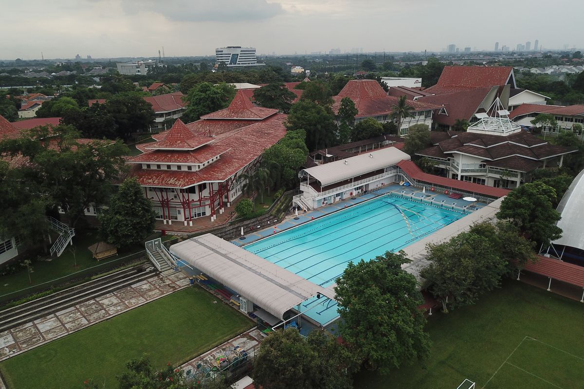 Fasilitas kolam renang pada sekolah termahal di Indonesia berstandar olimpiade.