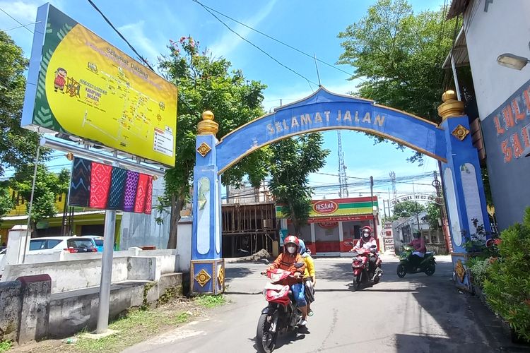 Gang masuk sentra tenun ikat Bandar Kidul, Kecamatan Mojoroto, Kota Kediri,Jawa Timur.