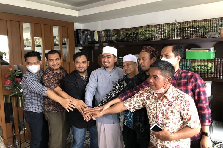 Ustaz Solmed dan pihak penyelenggara acara pengajian Cisewu damai di kawasan Kebon Jeruk, Jawa Barat, Senin (11/10/2021). 