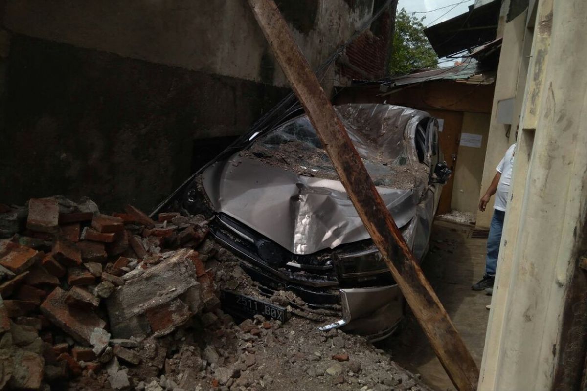 Kondisi mobil Innova milik korban reruntuhan SMPN 32, Jumat (22/12/2017)