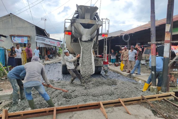 Proses pembukaan Jalan Aman di Kecamatan Medan Helvetia yang selama 20 tahun tertutup bangunan liar.