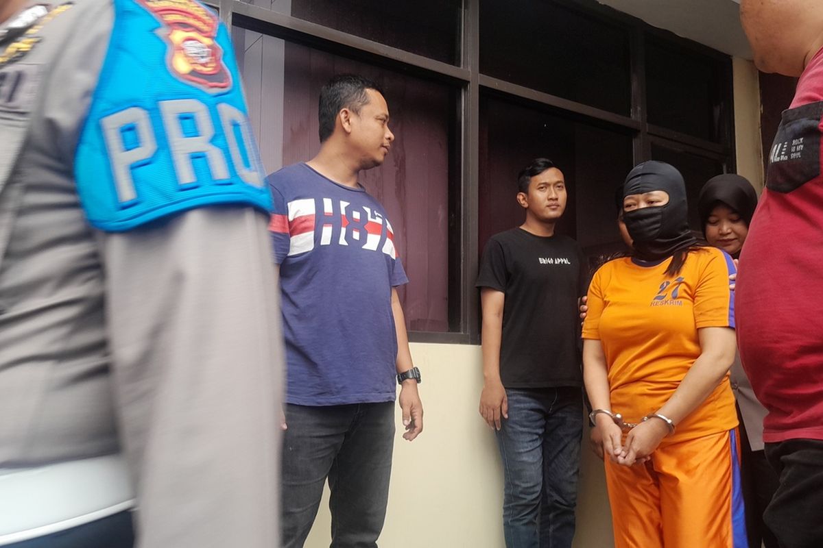 Tersangka pembunuhan SH, pria yang jasadnya yang ditemukan di pinggir irigasi Desa Dawuan, Kecamatan Cikampek, Karawang usai rilis pengungkapan di Mapolres Karawang, Rabu (8/2/2023).