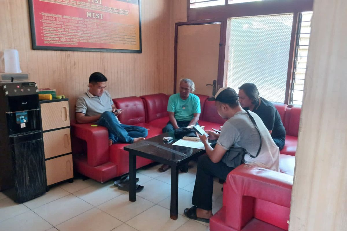 Imron (kaus hijau) saat dimintai keterangan di kantor unit Reskrim Polsek Kebomas, Gresik, Jawa Timur, usai berduel dengan Rohman menggunakan sajam, Rabu (30/10/2024).