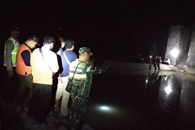 Tim Gabungam melakukan pencarian jasad pemuda yang tenggelam di bendungan Sungai Galok, Kecamatan Sampung, Kabupaten Ponorogo.