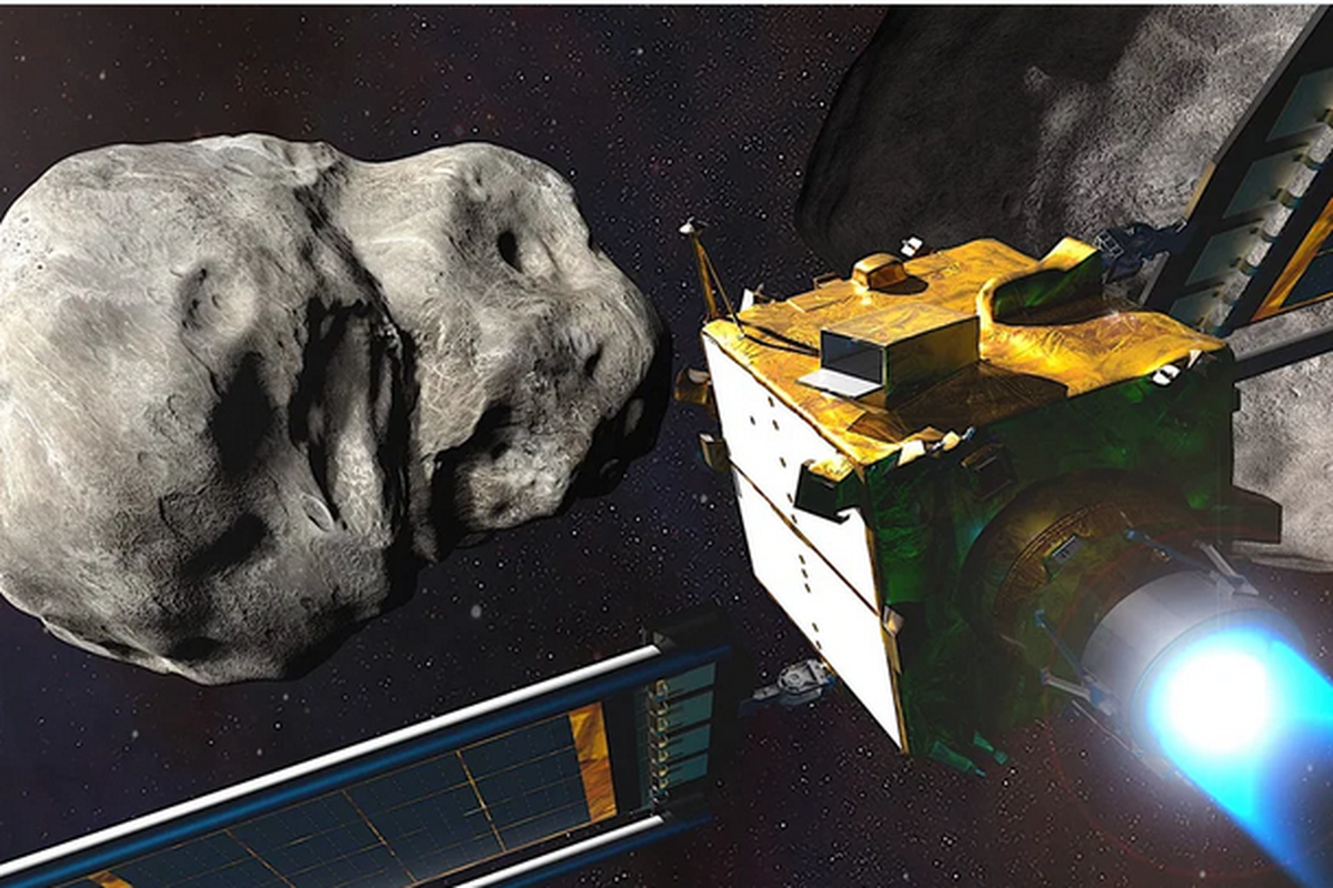 Ilustrasi pesawat ruang angkasa DART yang menembakkan mesin ion NEXT?C untuk menghancurkan asteroid.  