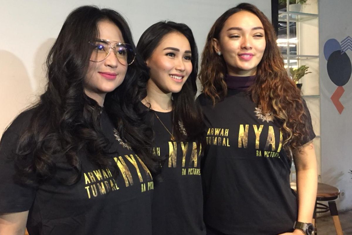 Dewi Perssik, Ayu Ting Ting dan Zaskia Gotik dalam peluncuran poster dan trailer film Arwah Tumbal Nyai, Part: Nyai di kawasan Cikini, Jakarta Pusat, (1/11/2018).