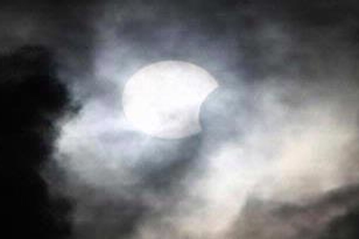 Gerhana matahari dilihat dari Pontianak, Kalimantan Barat, Jumat 15/1/2010