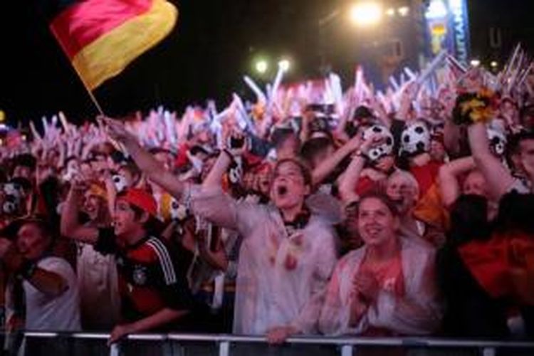 Suporter Jerman di Berlin bersuka cita atas kemenangan negaranya melawan Brasil dalam laga semifinal Piala Dunia 2014 di Belo Horizonte, Brasil, 8 Juli 2014. Brasil harus mengakui keunggulan Jerman dengan skor akhir 7-1.