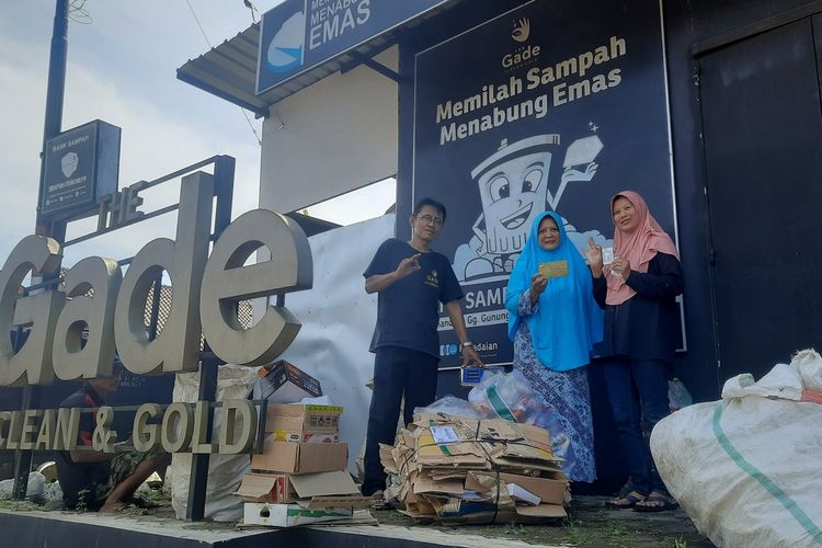 Petugas Bank Sampah Srayan Makarya, Banyumas, Jawa Tengah menimbang sampah dari anggota untuk kemudian dikonversikan menjadi tabungan emas Pegadaian, Minggu (9/4/2023).