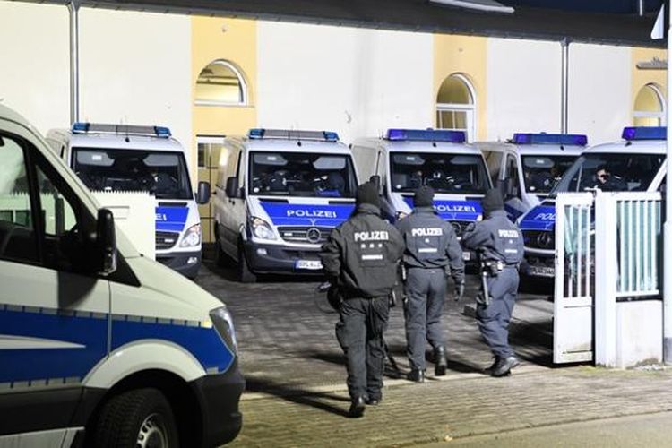 Satuan polisi anti-teror Jerman dalam operasi penggerebekan di Frankfurt, Rabu (1/2/2017).